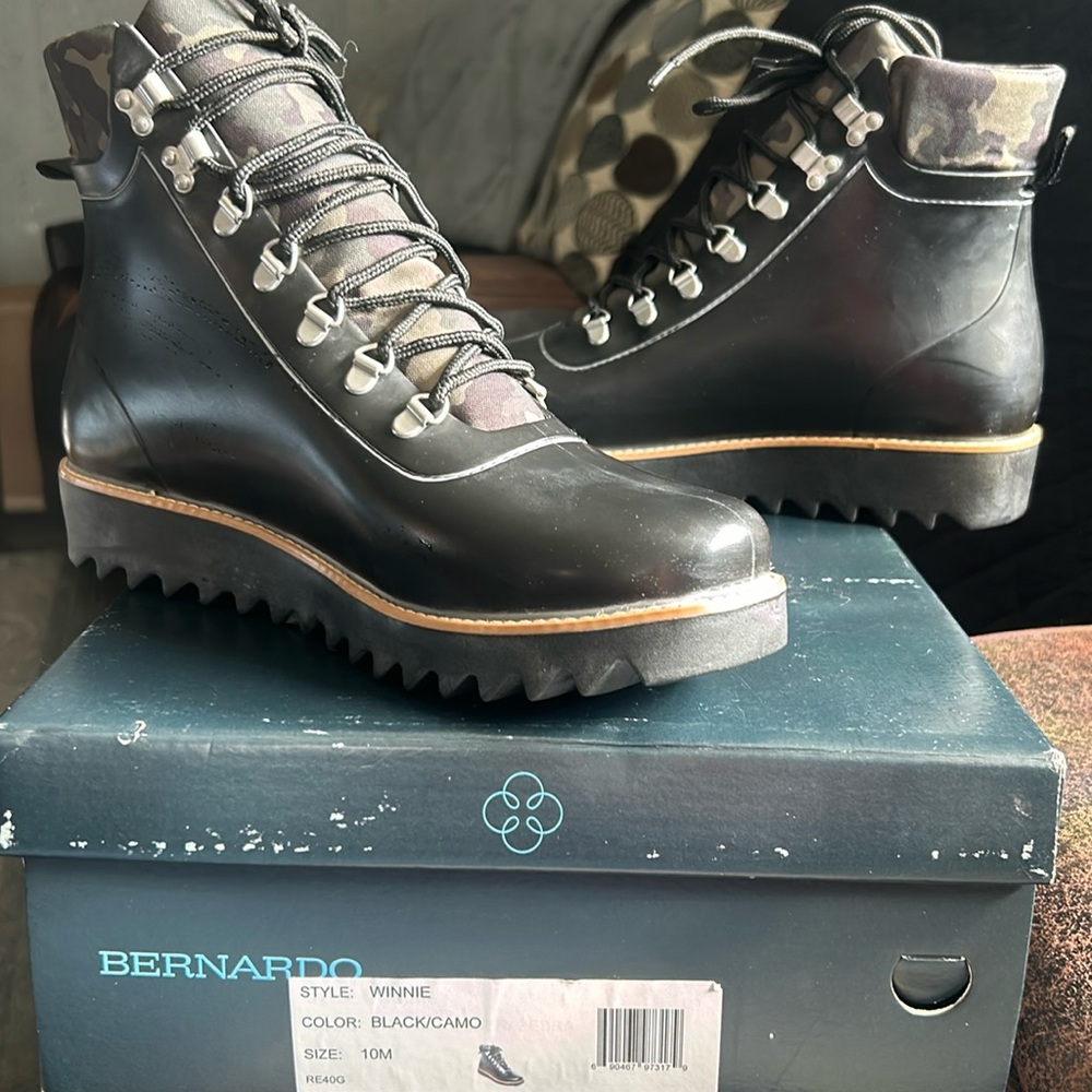 Bernardo men’s Winnie rain boot size 10 black/camo